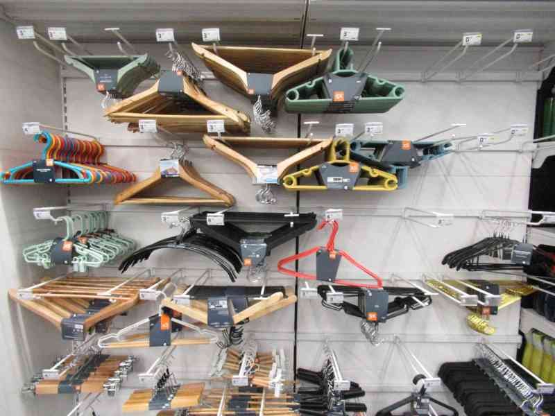 gamme de cintres suspendus en magasin