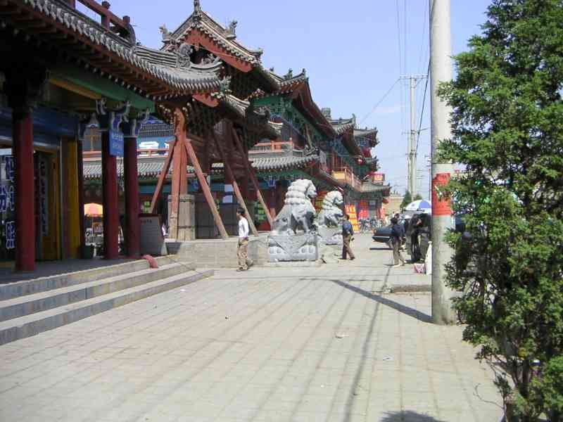 Personnes dans les rues de Chine, statue de lion, Asie photo gratuite