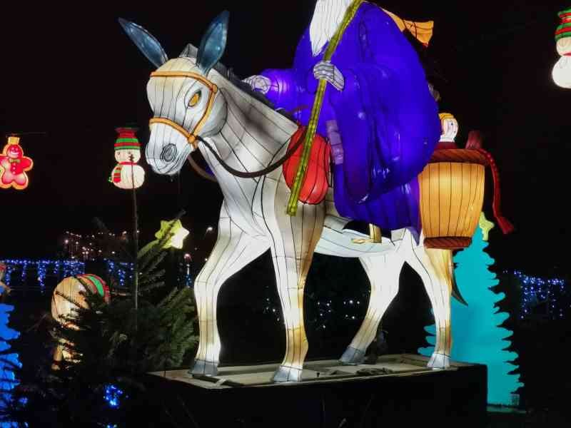 Saint Nicolas sur son âne au sentier des lanternes à Metz Moselle