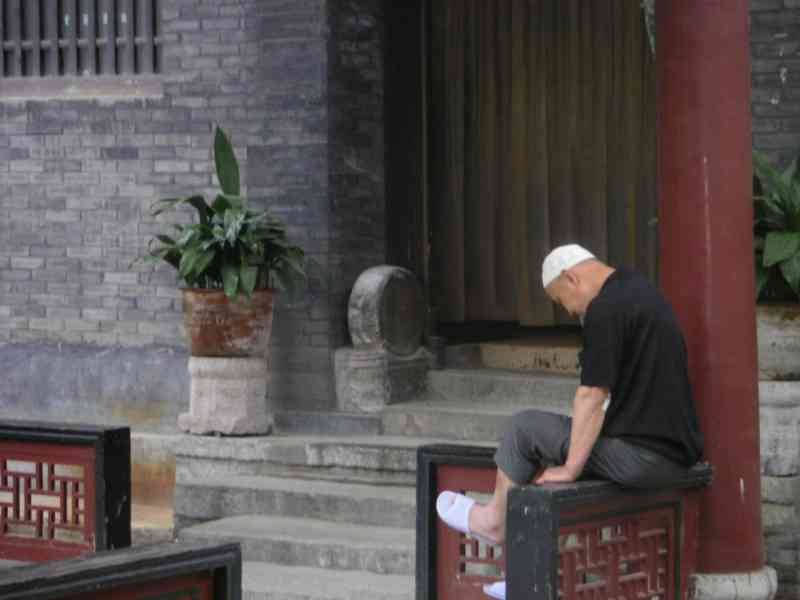 Un homme assis sur un plancher, Chine, Asie photo gratuite