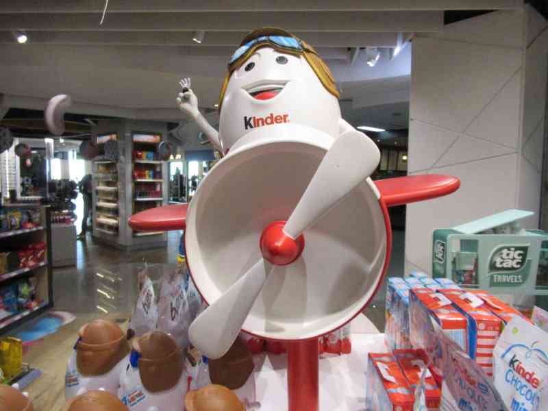 Mascotte publicitaire Kinder dans un supermarché