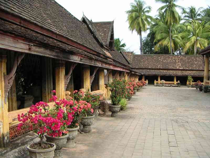 Cour pavée du temple Si Saket au Laos