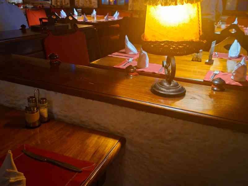 L'intérieur d'un restaurant à Lomé, une lampe de table, photo gratuite