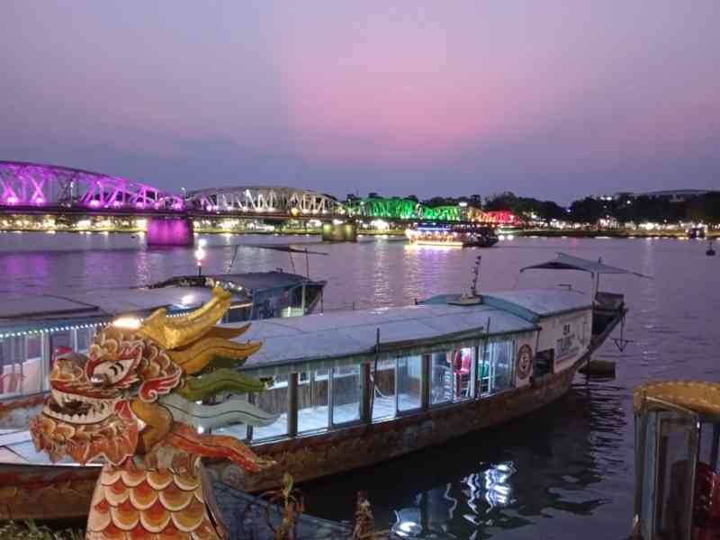 Bateaux-dragons traditionnels amarrés sur la rivière des Parfums à Hué, au Vietnam, photo gratuite
