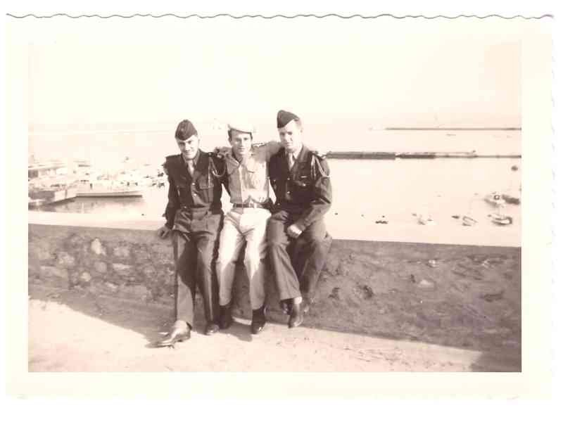 Trois officiers sur le port de Bône en 1960 en Algérie photo ancienne gratuite