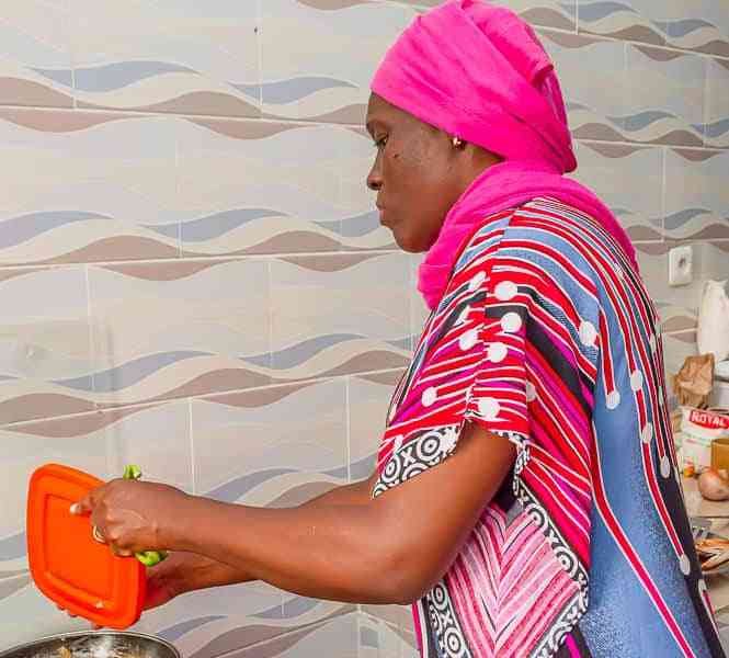 préparation de repas sur une gazinière.