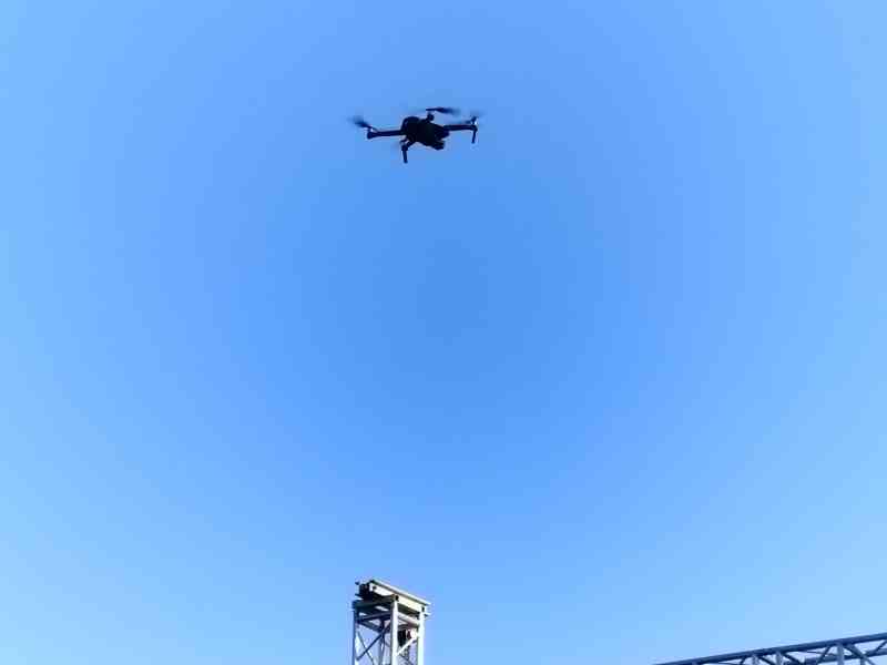 Drone en vol au dessus d'une structure métallique