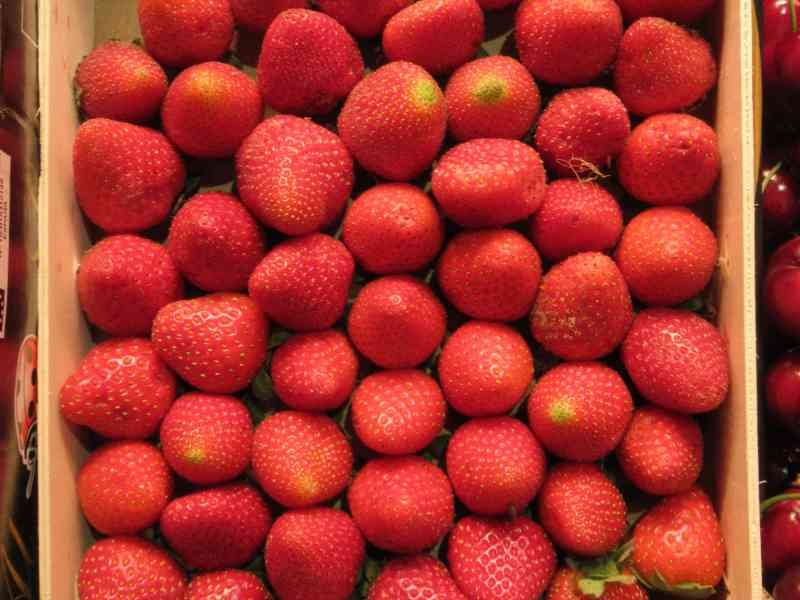 Une caisse en bois remplie de fraises, photo gratuite