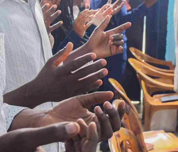Adoration collective : Les mains levées photo gratuite