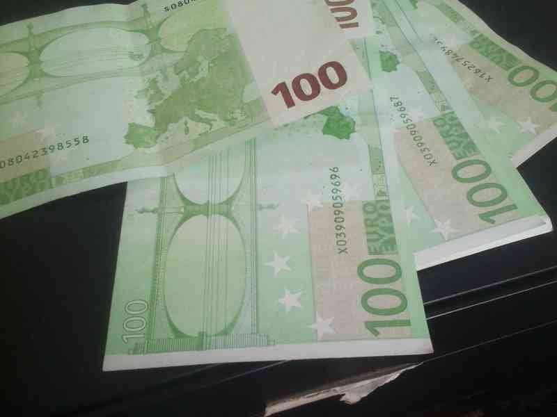 Des billets de banque de 100 euros photo gratuite