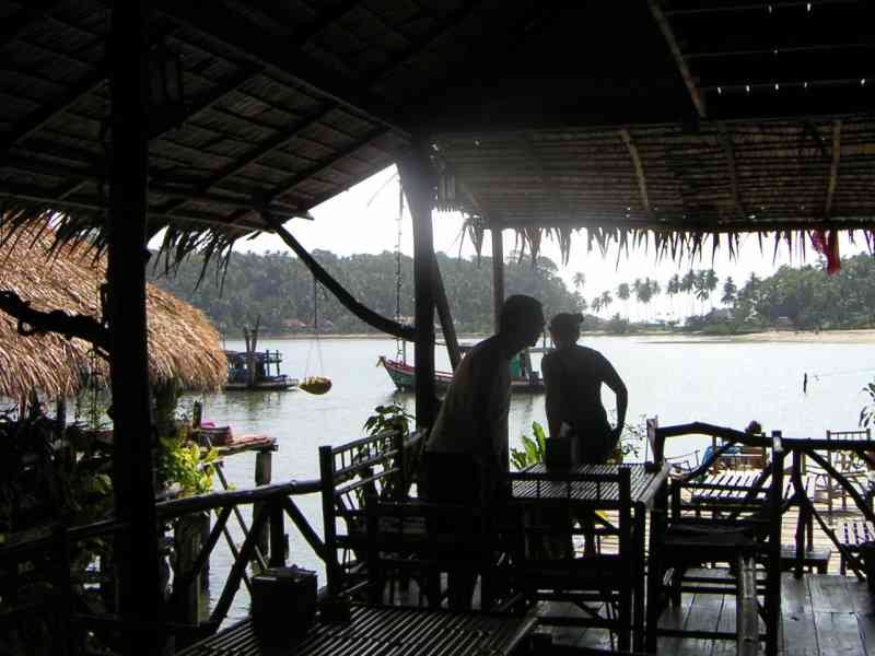 Des personnes dans un restaurant au bord de mer, photo gratuite