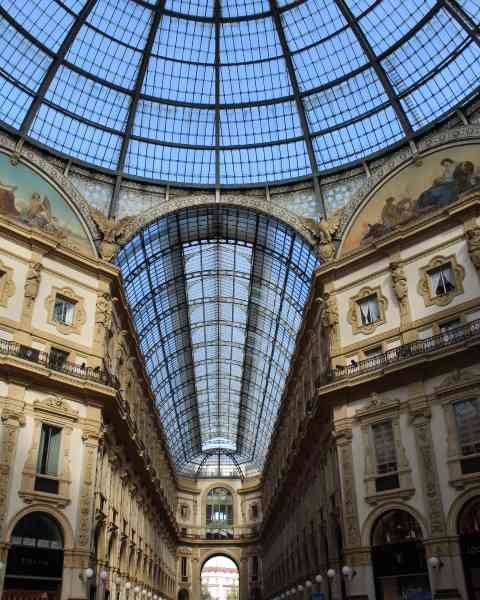 La Galleria Vittorio Emanuele II, une galerie commerçante historique et prestigieuse, située dans le centre de Milan, caractérisée par un impressionnant dôme en verre et des arcades, photo gratuite