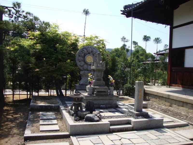 Un monument funéraire ou une tombe au sein du complexe du temple Daitoku-ji à Kyoto, au Japon, photo gratuite