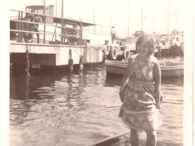 Femme en robe photographiée près de la mer à Cannes photo ancienne gratuite