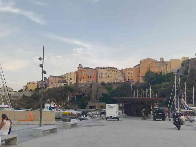 La Citadelle de Bastia en Corse, des bâtiments construits sur un promontoire rocheux surplombant le port, photo gratuite