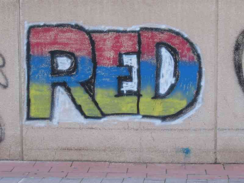 Un graffiti coloré sur un mur de béton, photo gratuite