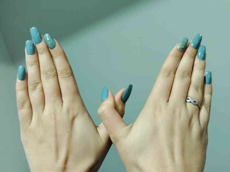 Des ongles manucurés, les mains de femme photo gratuite