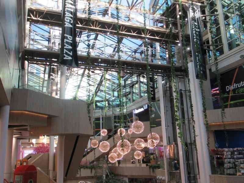 L'intérieur du centre commercial Málaga Plaza à Malaga, en Espagne, photo gratuite