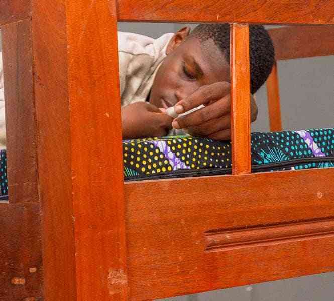 Dormir sur lit  photo gratuite