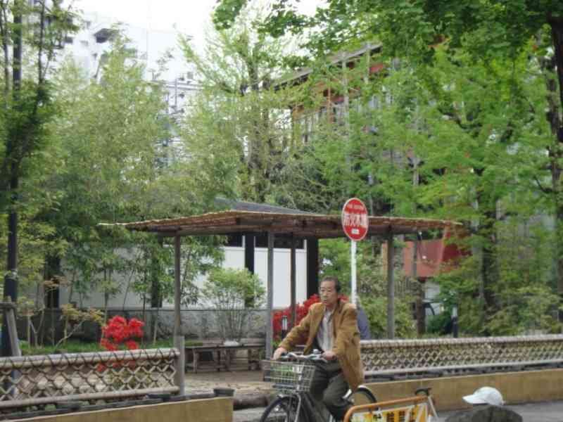 Un homme fait du vélo sur une route à Tokyo au Japon photo gratuite