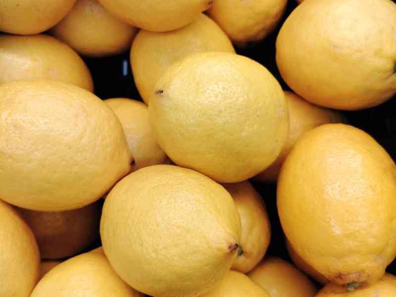 Pile de citrons jaunes