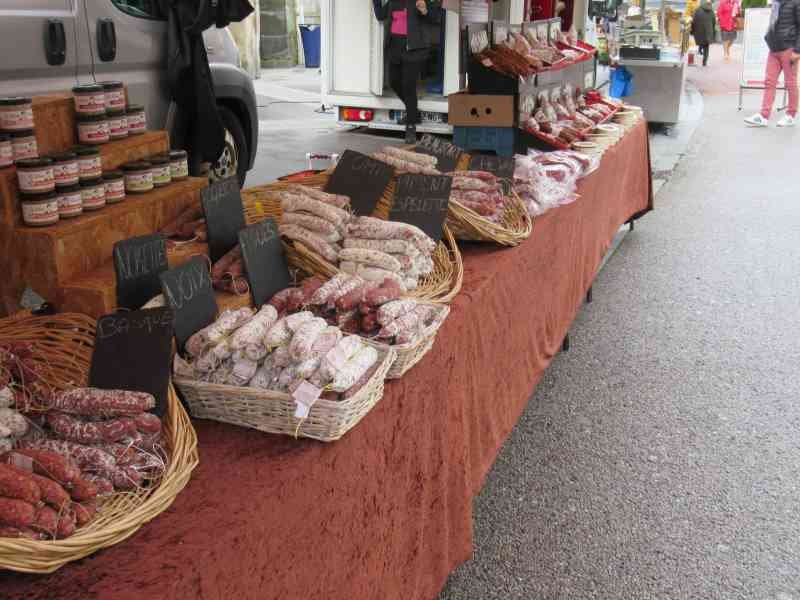 Étale de saucissons artisanaux