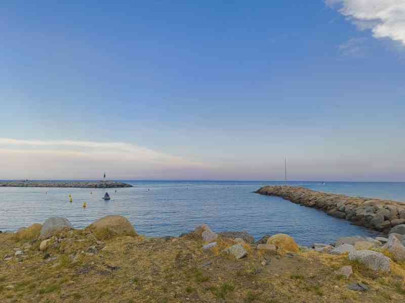 Une entrée de port délimitée par deux jetées de rochers, photo gratuite