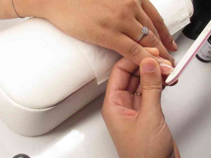 Soin de mains de femme dans un salon de beauté