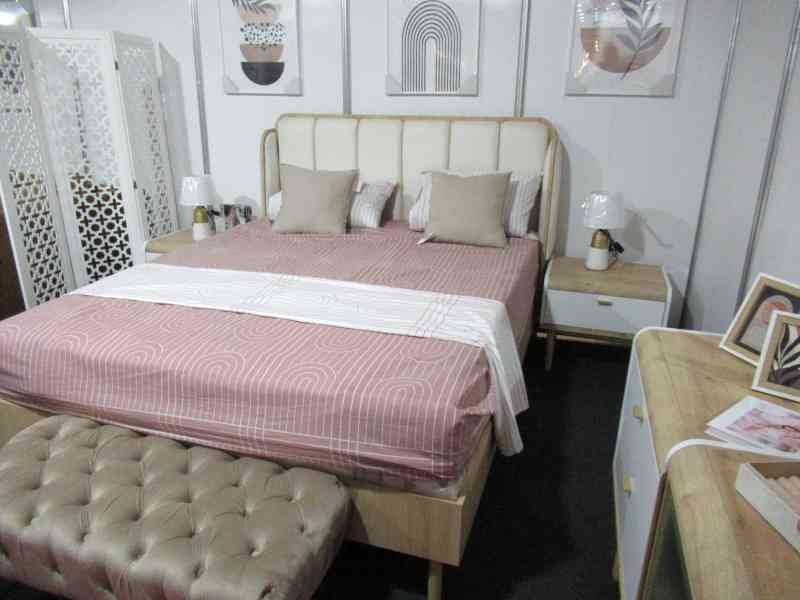 Chambre moderne aménagée de manière élégante