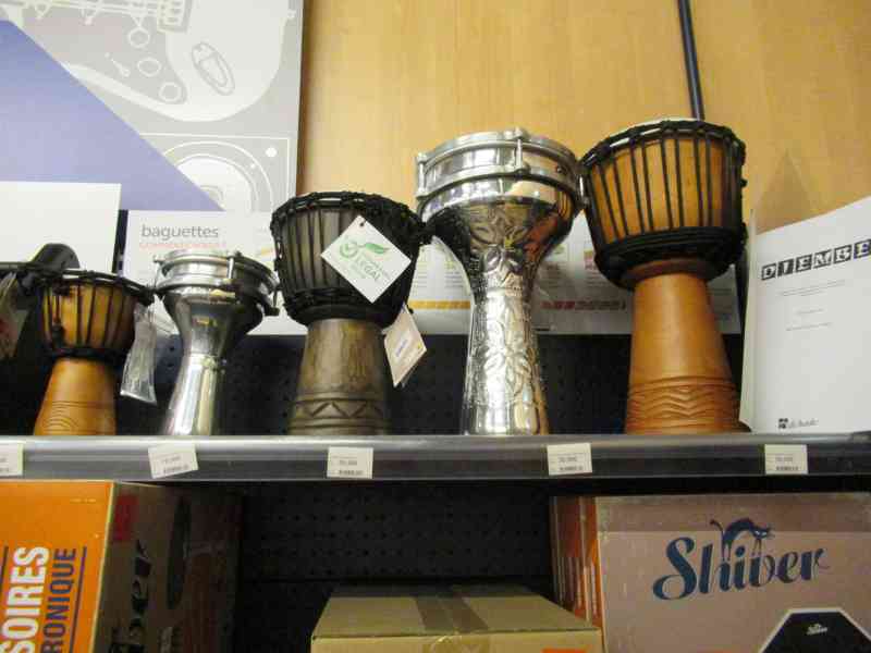 Différents Djembé tambours à main dans un magasin