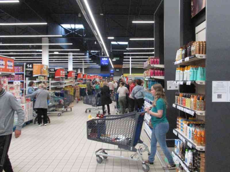 Personnes à l'intérieur d'un supermarché