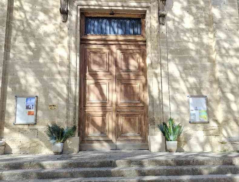 Entrée de l'église Saint-Maurice à Pelissanne