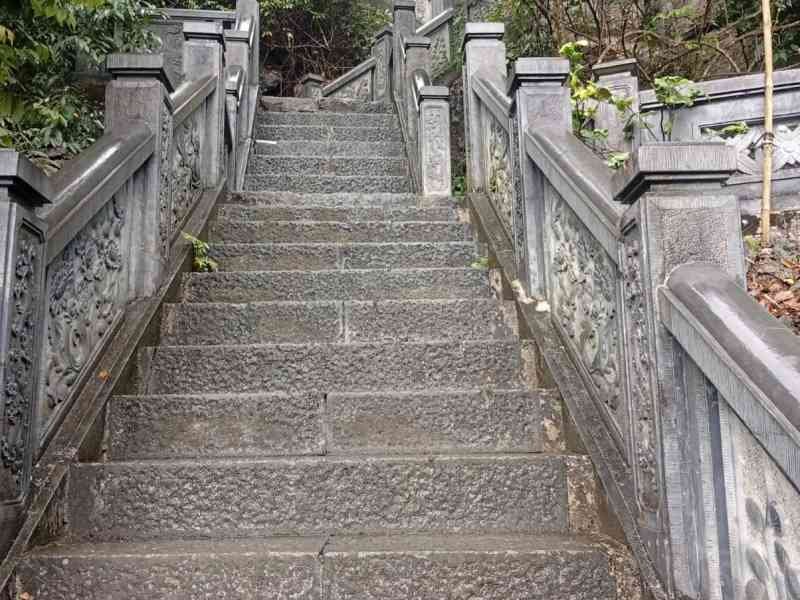 Des marches en pierre menant vers le temple, Vietnam, photo gratuite