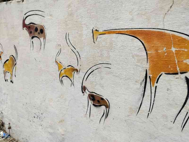 Reproductions de peintures rupestres sur le mur, représentant des animaux, comme la girafe et les antilopes, photo gratuite