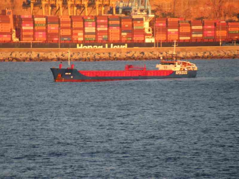 Cargo AMASUS en transit près d’un port de conteneurs photo gratuite