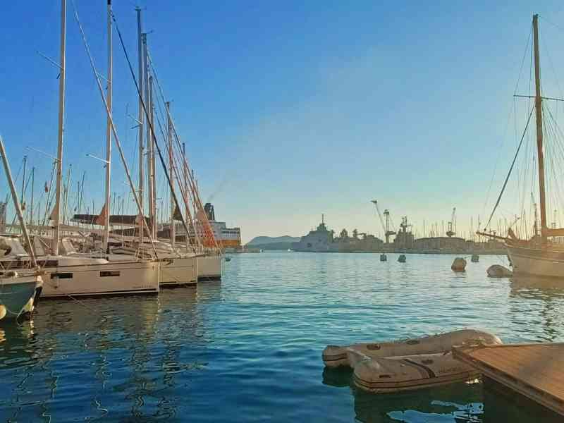 Un lieu aménagé pour l'amarrage des bateaux de plaisance, photo gratuite