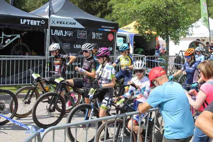 Cyclistes en position de départ, coupe de France de VTT à Remiremont dans les Vosges photo gratuite