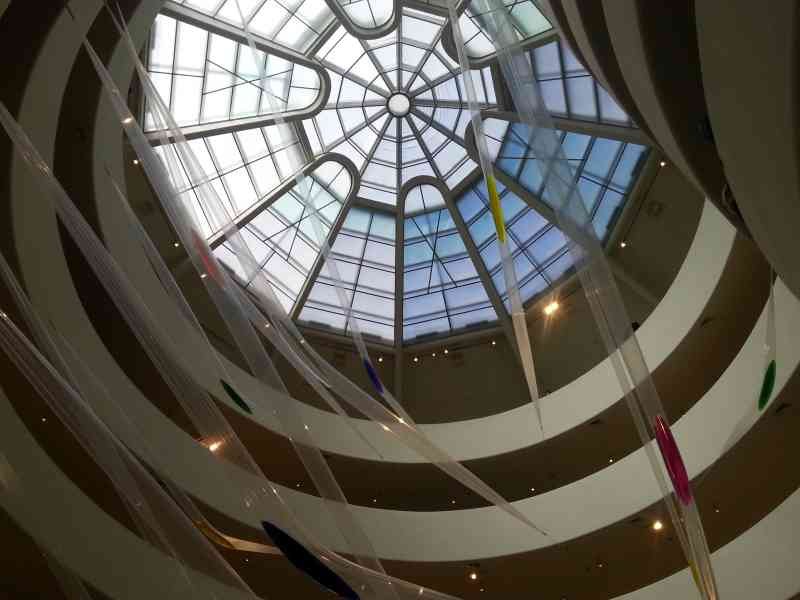Le plafond de Solomon R. Guggenheim Museum, musée d'art moderne à New-York, États-Unis, photo gratuite