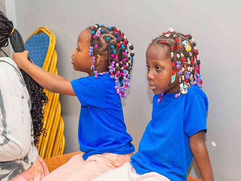 Petites filles en observation photo gratuite