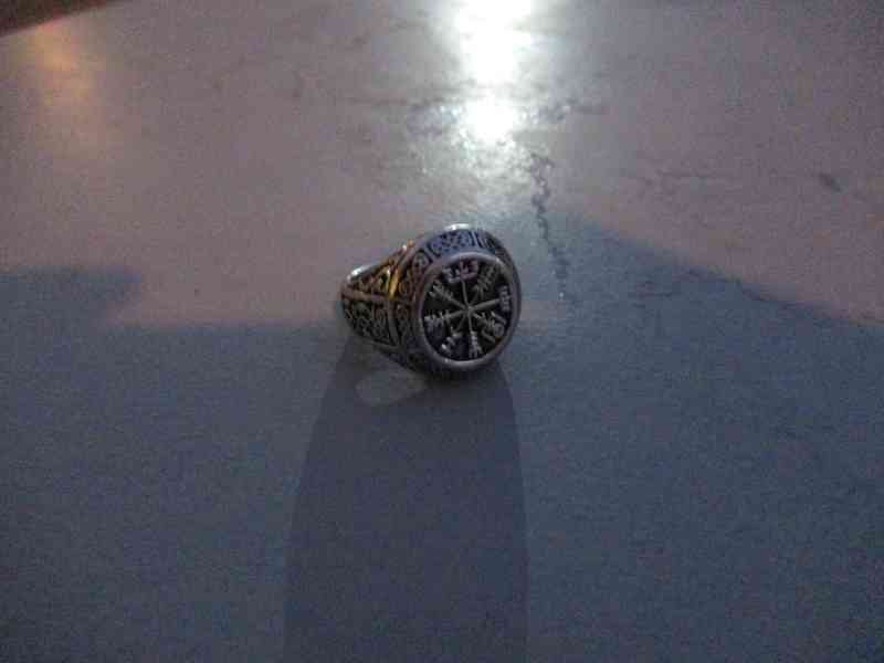 Chevalière viking sur une table