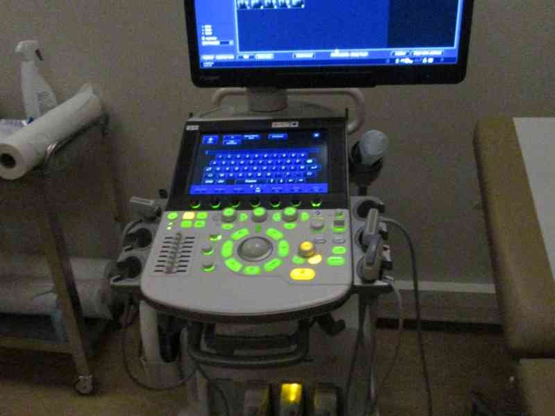 Appareil d'échographie moderne en salle d'examen médical photo gratuite