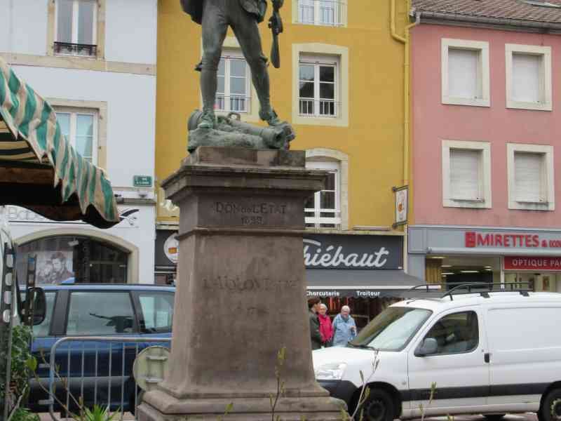 Statue du Volontaire de 1792 à Remiremont