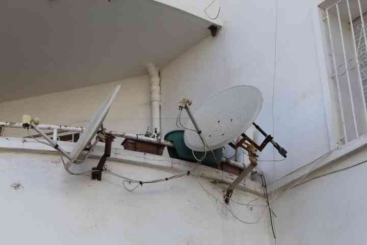 Antennes paraboliques fixées sur un mur