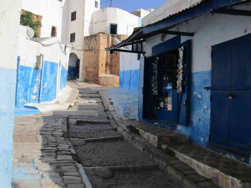 Bâtiments bleus et blancs sur une rue à Rabat au Maroc