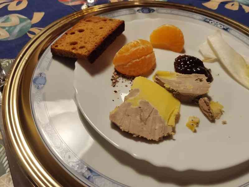 Une assiette d'entrée festive, foie de gras, pain d'épices, clémentine, confiture, photo gratuite