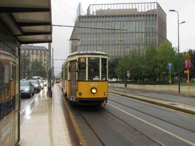 Tramway électrique en déplacement, mobilité, transport en commun, LAMBRATE, dans la ville de Milan Lombardie en Italie photo gratuite