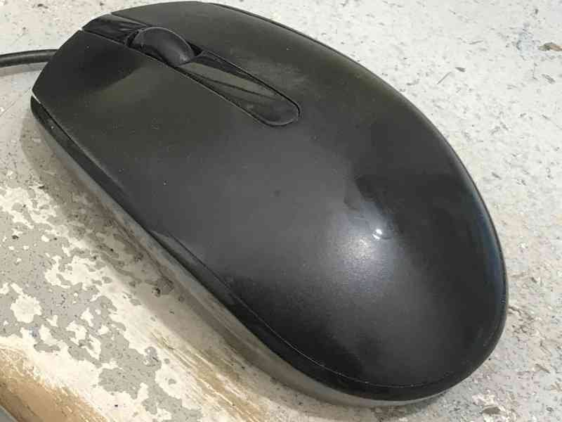 Une souris à fil sur une planche photo gratuite