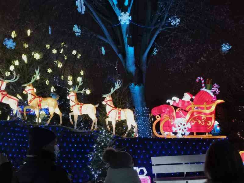 Père Noël et ses rennes illuminés au sentier des lanternes à Metz