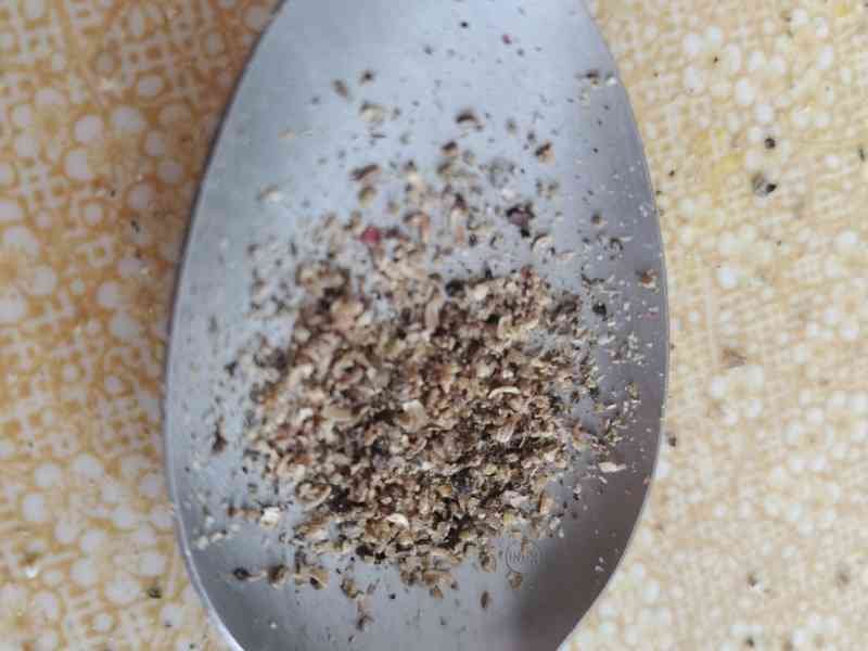 Poudre de poivre sur une cuillère