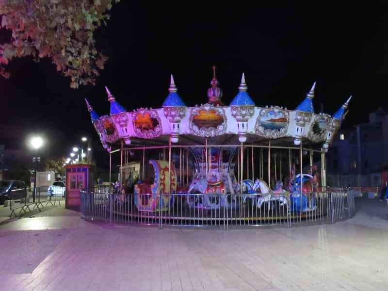 Le carrousel qui tourne dans un parc d'attraction photo gratuite